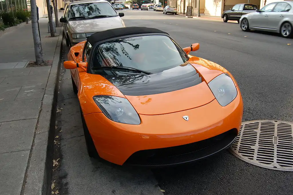 Tipe Mobil Tesla Roadster 2008