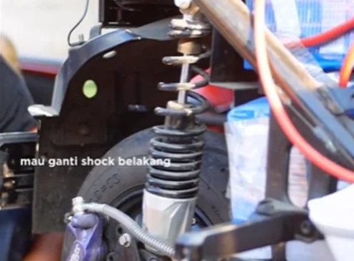 Proses ganti shockbreaker motor listrik.